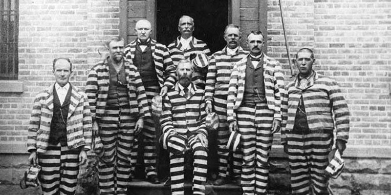 Полосатая одежда заключенных: история и символика